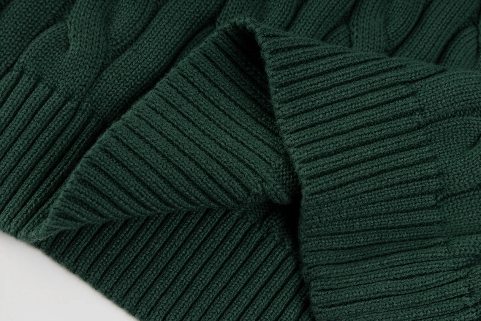 P220 #R91 RALPH LAUREN Ralph Lauren fourteen colors classic small label embroidery round neck pullover cable cardigan sweater men's top, high-density LOGO embroidery on the chest, original customization of tag accessories. Made of pure cotton yarn, pure cotton is skin-friendly and comfortable, small label war horse embroidered twist button round neck sweater 🐎 high quality, follow the blogger to learn how to wear it! Let’s buy a Ralph Lauren cable sweater. It’s a super hard-to-find series after it became popular. It’s hard to find one on the official website. It’s simple and practical to wear, with a lazy and loose feel. The thickened fabric has more texture, feels soft and delicate, and has a loose fit. Whether worn alone or layered, you can wear different styles of fashion with just one piece!   Size：XS S M L Sleeve length: 59/60/61/62/63
